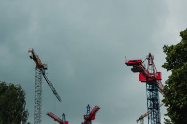 Mavi gökyüzü - inşaat alanı üzerinde birçok inşaat vinçleri