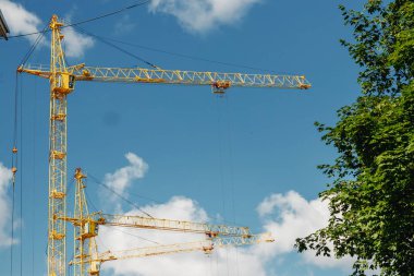 Mavi gökyüzü - inşaat alanı üzerinde birçok inşaat vinçleri
