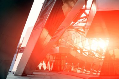 Mavi gökyüzü arka plan üzerinde modern gökdelen