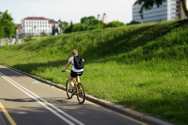 Hızlı gölge - triatlon yarış üst hızda bir bisikletçi.