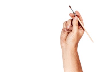 Beyaz bir arka plan üzerinde ayrı tut moduyla bir fırça bir adamın elini tutar.