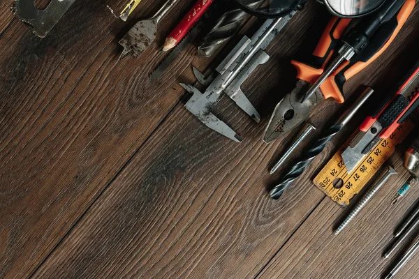 İnşaat aracı kahverengi ahşap arka plan üzerinde. Yukarıdan görüntüleyin. Resim arka plan, ekran koruyucu. İnşaat, onarım, inşaat, üretim, tasarım kavramı. Kopya alanı.