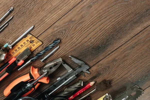 İnşaat aracı kahverengi ahşap arka plan üzerinde. Yukarıdan görüntüleyin. Resim arka plan, ekran koruyucu. İnşaat, onarım, inşaat, üretim, tasarım kavramı. Kopya alanı.