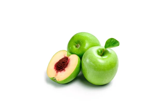 Grönt Äpple Persika Vit Bakgrund Isolera Produkt Genetiska Modifierade Ingenjörsvetenskap — Stockfoto