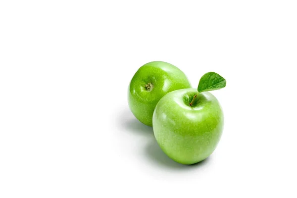 Gröna Äpplen Mot Vit Bakgrund Sammansättning Isolera — Stockfoto