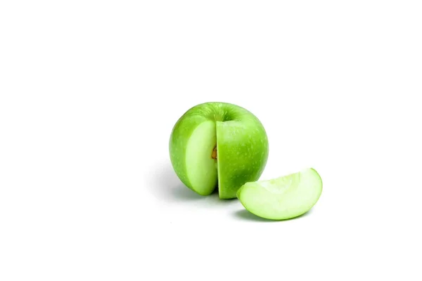 Rijpe Groene Appel Met Blad Snijd Geïsoleerd Een Witte Achtergrond — Stockfoto