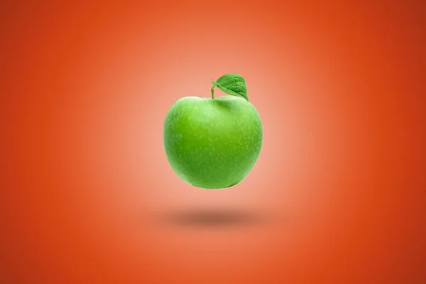 Grönt Äpple Röd Bakgrund Konstnärlig Bakgrund — Stockfoto