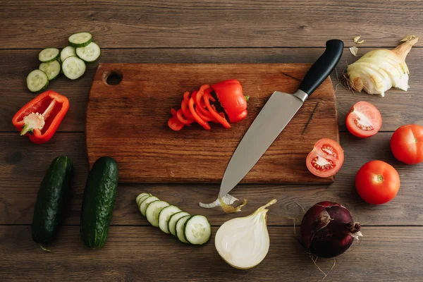 Kiraz domates bıçağı sarımsak biber ve siyah arduvaz taş dereotu ile. Üstten Görünüm. Vejetaryen yiyecekler, sağlık veya pişirme kavramı.