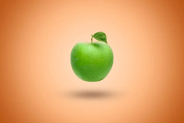 Groene Appel Een Oranje Achtergrond Artistieke Achtergrond — Stockfoto