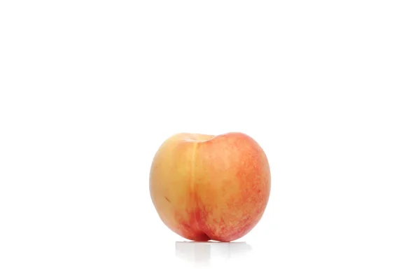 Aprikose Isoliert Auf Weißem Hintergrund — Stockfoto