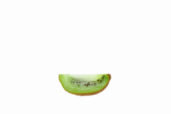 Een Plakje Kiwi Een Witte Achtergrond Isoleren — Stockfoto