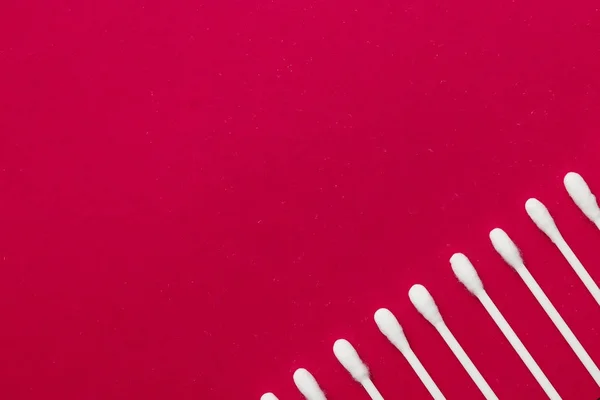 Hygienisk Bomull Knoppar Röd Bakgrund Begreppet Hygien Renlighet — Stockfoto