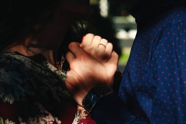 Sevgi dolu bir çift, aşk, aşk, kot closeup eller. Kavram İdil.