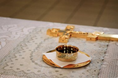 Kilisedeki masada gümüş, altın bir bardak şarap. Komünyon. Kapat..