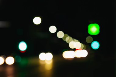 Noel ışıkları siyah bir arka plan bokeh bulanık. Işık bokeh soyut. Yeni yıl 2018, tatil, tatil kavramı.