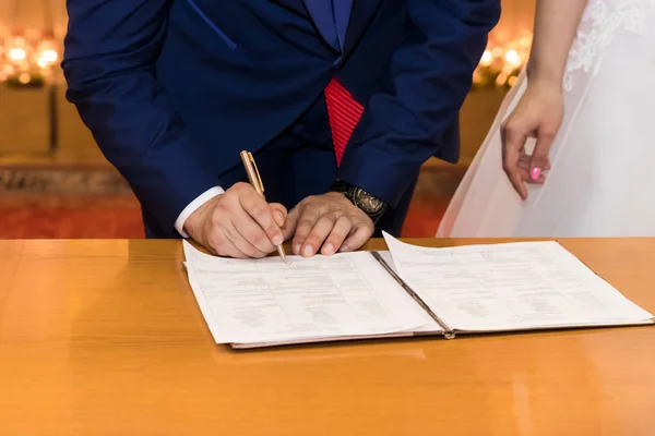 Mannen Affärsman Undertecknar Dokument Med Penna Att Göra Signaturen Sitter — Stockfoto