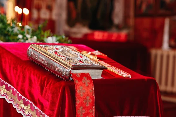 Bíblia Sagrada Cruz Ortodoxa Preparadas Para Cerimônia Batismo Igreja Russa — Fotografia de Stock