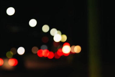 Noel ışıkları siyah bir arka plan bokeh bulanık. Işık bokeh soyut. Yeni yıl 2018, tatil, tatil kavramı.