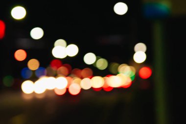 Noel ışıkları siyah bir arka plan bokeh bulanık. Işık bokeh soyut. Yeni yıl 2018, tatil, tatil kavramı.