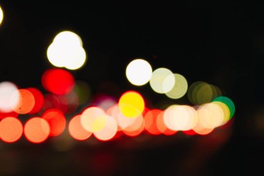 Noel ışıkları siyah bir arka plan bokeh bulanık. Işık bokeh soyut. Yeni yıl 2018, tatil, tatil kavramı.