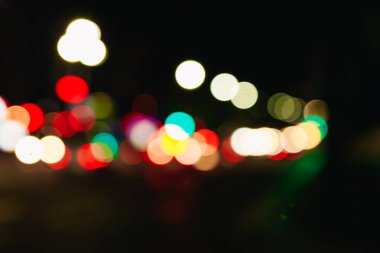 Noel ışıkları siyah bir arka plan bokeh bulanık. Işık bokeh soyut. Yeni yıl 2018, tatil, tatil kavramı.