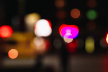 Noel ışıkları siyah bir arka plan bokeh bulanık. Işık bokeh soyut. Yeni yıl 2018, tatil, tatil kavramı.