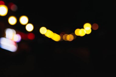 Noel ışıkları siyah bir arka plan bokeh bulanık. Işık bokeh soyut. Yeni yıl 2018, tatil, tatil kavramı.