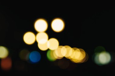 Noel ışıkları siyah bir arka plan bokeh bulanık. Işık bokeh soyut. Yeni yıl 2018, tatil, tatil kavramı.