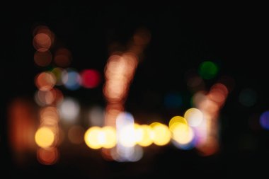 Noel ışıkları siyah bir arka plan bokeh bulanık. Işık bokeh soyut. Yeni yıl 2018, tatil, tatil kavramı.