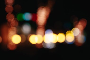 Noel ışıkları siyah bir arka plan bokeh bulanık. Işık bokeh soyut. Yeni yıl 2018, tatil, tatil kavramı.
