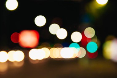 Noel ışıkları siyah bir arka plan bokeh bulanık. Işık bokeh soyut. Yeni yıl 2018, tatil, tatil kavramı.