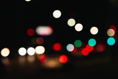 Noel ışıkları siyah bir arka plan bokeh bulanık. Işık bokeh soyut. Yeni yıl 2018, tatil, tatil kavramı.