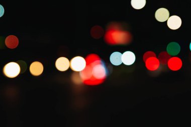 Noel ışıkları siyah bir arka plan bokeh bulanık. Işık bokeh soyut. Yeni yıl 2018, tatil, tatil kavramı.