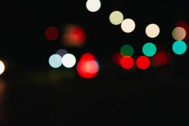 Noel ışıkları siyah bir arka plan bokeh bulanık. Işık bokeh soyut. Yeni yıl 2018, tatil, tatil kavramı.