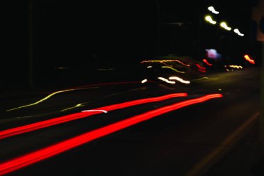 Noel ışıkları siyah bir arka plan bokeh bulanık. Işık bokeh soyut. Yeni yıl 2018, tatil, tatil kavramı.