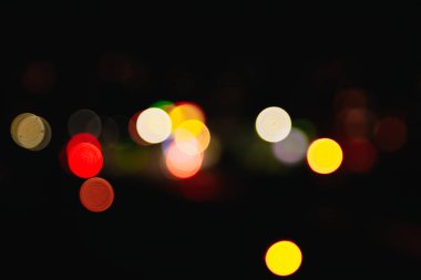 Noel ışıkları siyah bir arka plan bokeh bulanık. Işık bokeh soyut. Yeni yıl 2018, tatil, tatil kavramı.