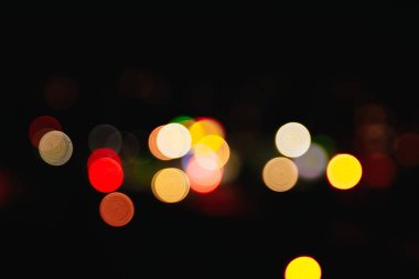 Noel ışıkları siyah bir arka plan bokeh bulanık. Işık bokeh soyut. Yeni yıl 2018, tatil, tatil kavramı.