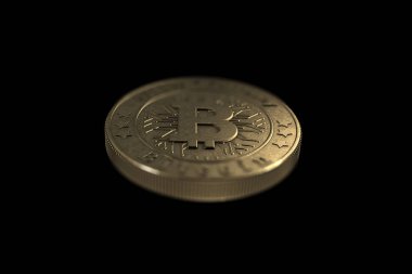 Siyah bir zemin üzerine altın sikke Bitcoin. Kripto para birimi kavramı. Blockchain teknoloji.