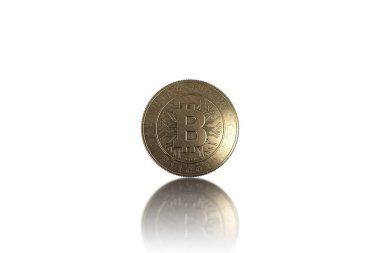 Beyaz zemin üzerine altın sikke Bitcoin. Kripto para birimi kavramı. Blockchain teknoloji.