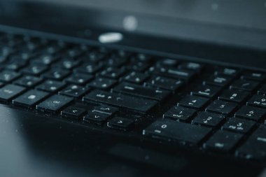 Siyah bir zemin üzerine altın sikke Bitcoin. Kripto para birimi kavramı. Blockchain teknoloji.