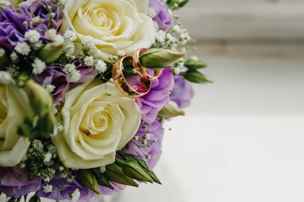 Anillos Boda Con Ramo Novia Acostado Mañana Novia — Foto de Stock