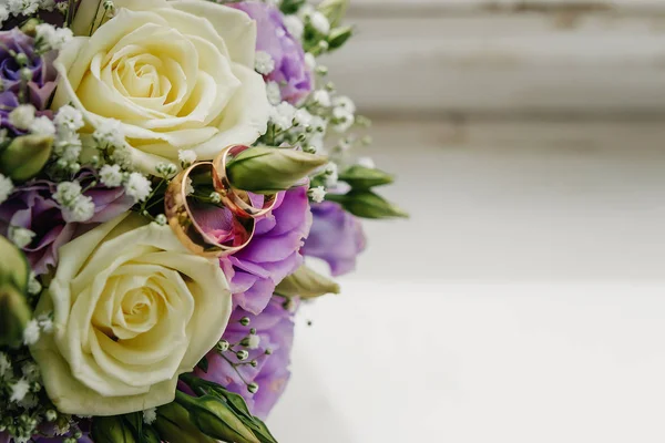 Anillos Boda Con Ramo Novia Acostado Mañana Novia — Foto de Stock