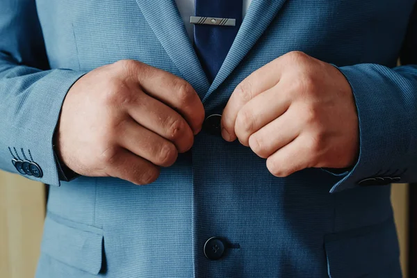 Homem Abotoar Casaco Azul — Fotografia de Stock