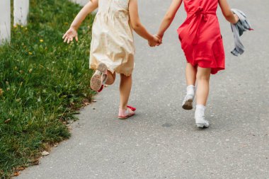 İki kız çalışan çocuk yakın çekim çalışma, ayaklarda tren