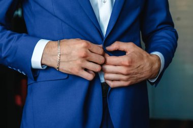 Mavi bir ceket kadar düğmelerini bir adam