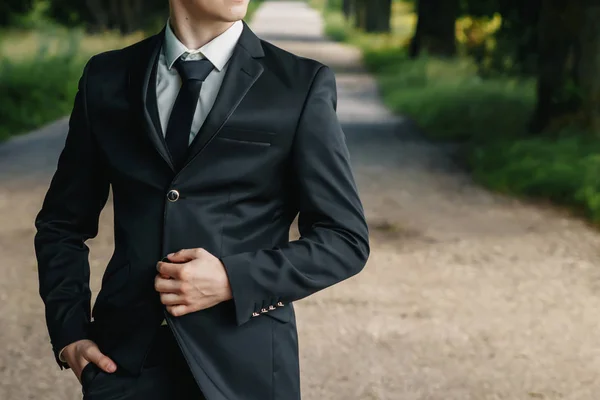 Hombre Abotonando Una Chaqueta Azul — Foto de Stock