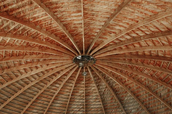 最高のドームの下の木製の背景テクスチャ アーキテクチャ — ストック写真