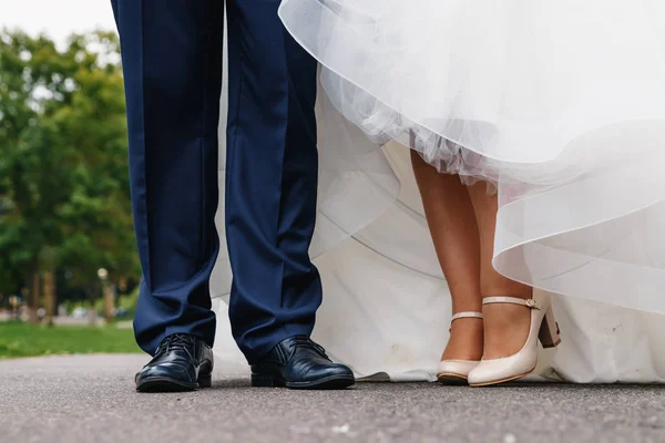 Mannelijke Vrouwelijke Benen Tijdens Een Date — Stockfoto