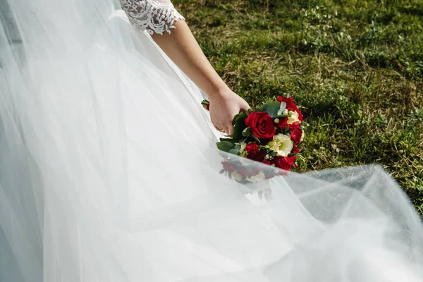 Close Van Een Bruid Houden Een Bruiloft Boeket Met Rode — Stockfoto