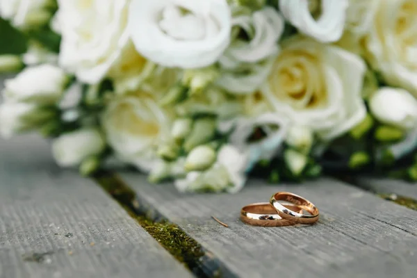 Huwelijksringen Met Bruids Boeket Liggend Ochtend Van Bruid — Stockfoto